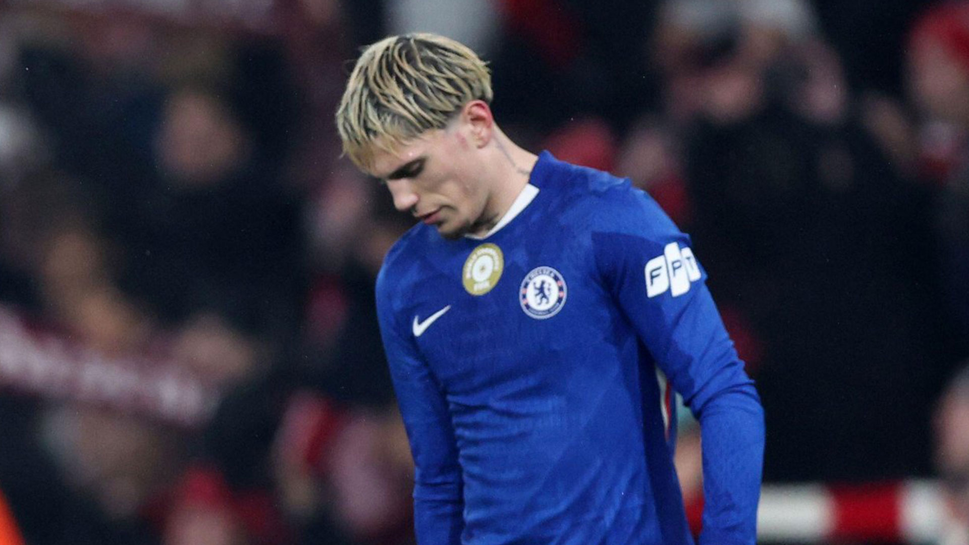 加纳乔失落低头